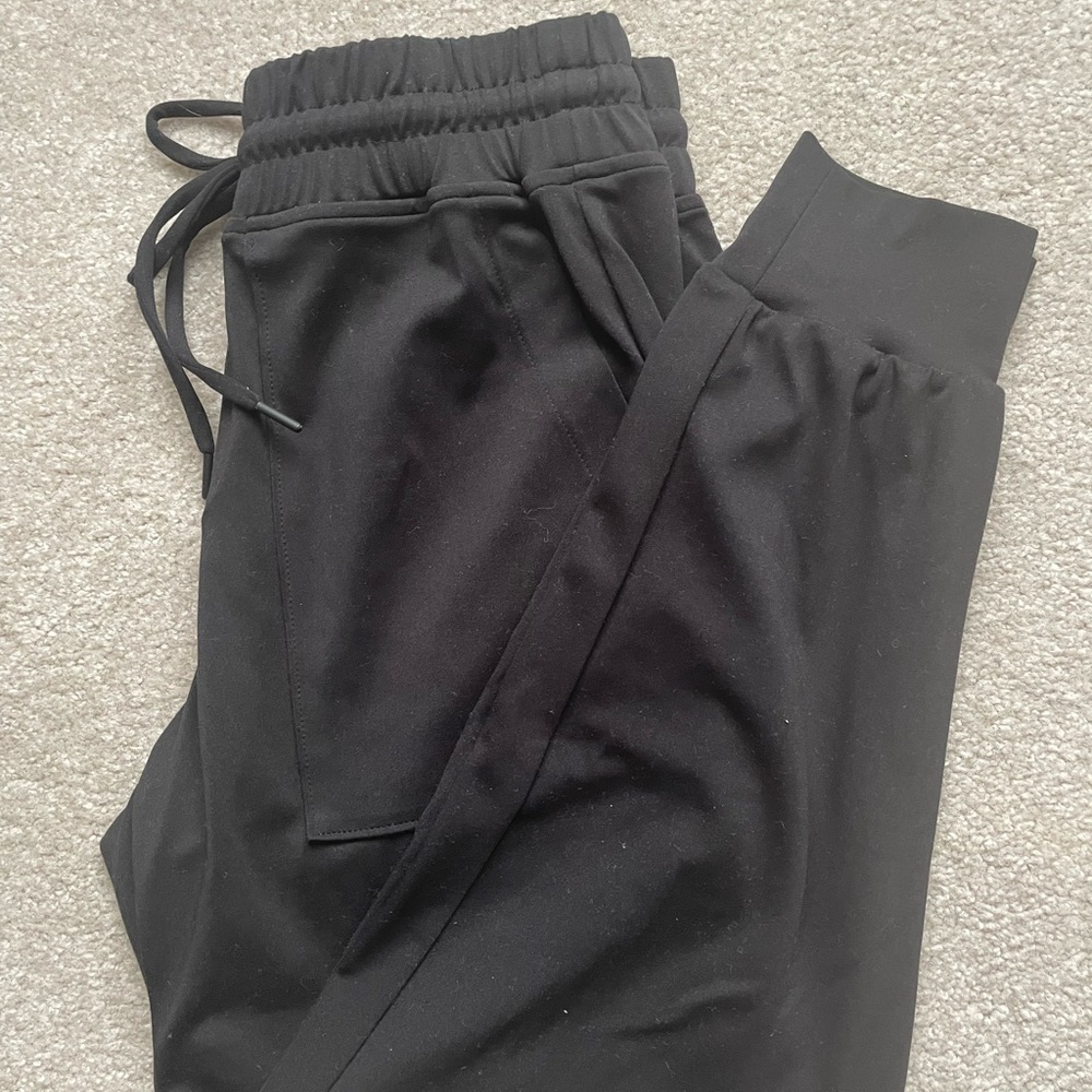 Like New Lou & Grey Luvstretch Joggers
